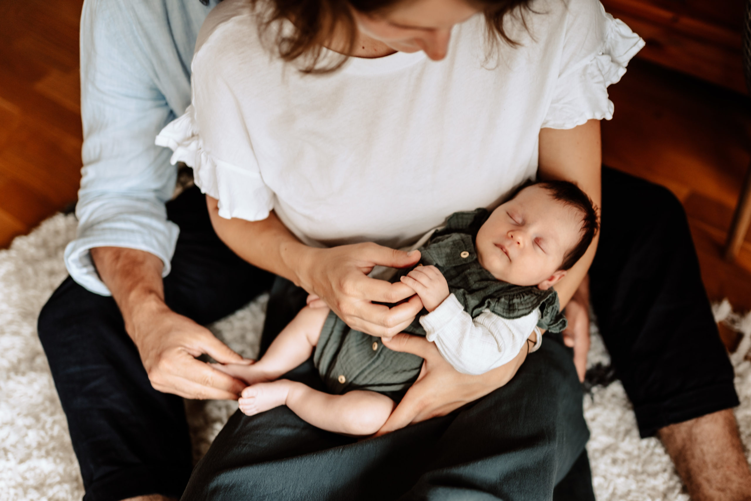 Babyshooting_Neugeborenenshooting-sicher-Mama-Papa-Familie-emoional-innig-warm