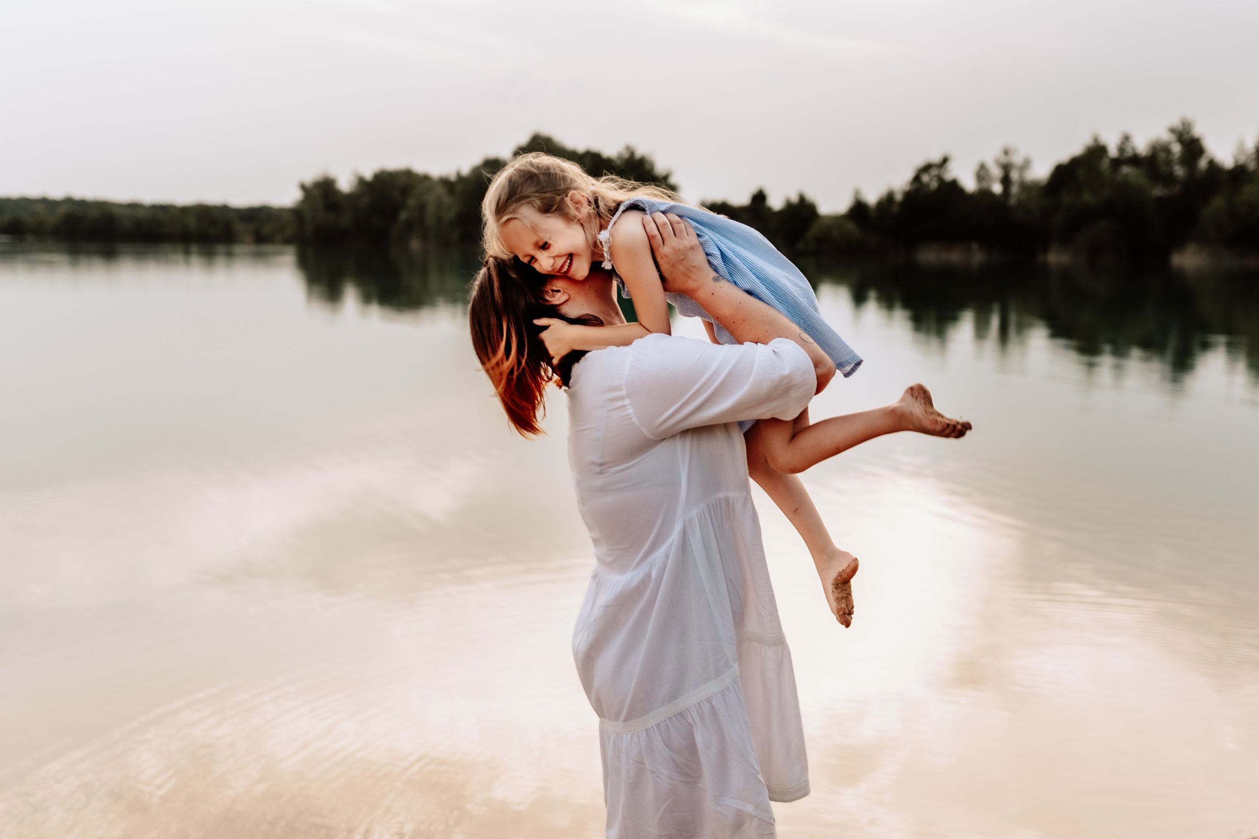 Familienshooting-Familie-Wasser-See-Mama-Tochter