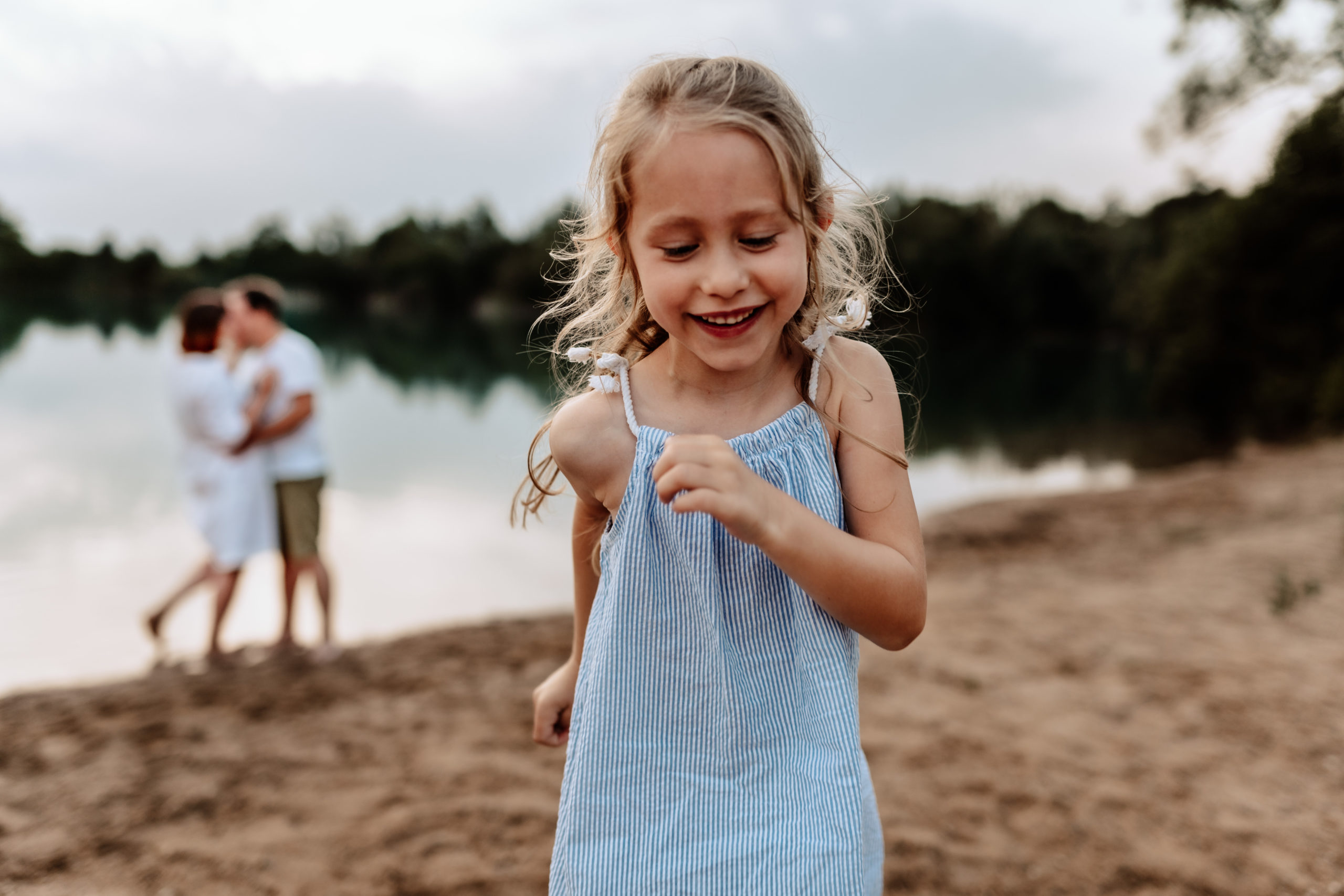 Mama-Papa-Eltern-Familie-Tochter-emotional