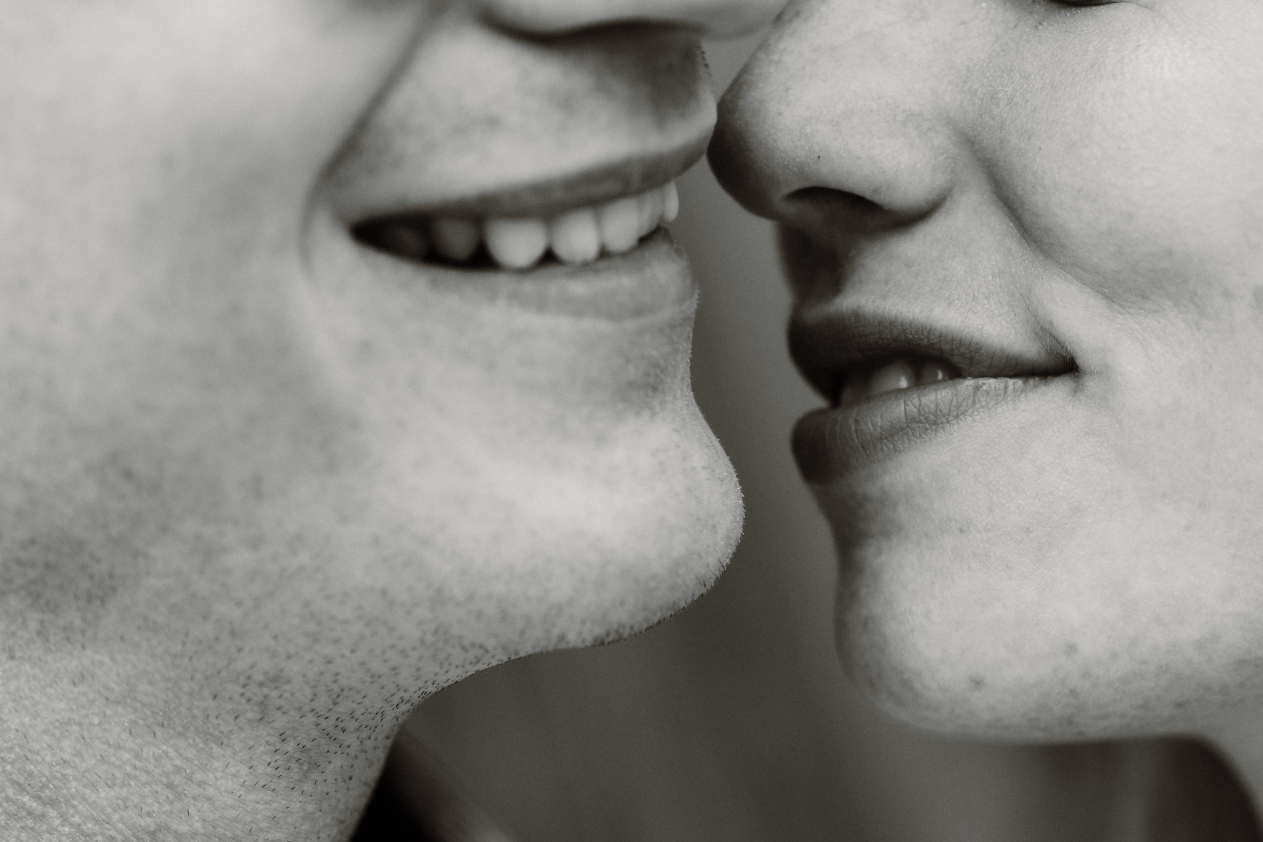 Paar-Verlobung-Details-Mund-nah-innig-lachen-glücklich-Paarshooting