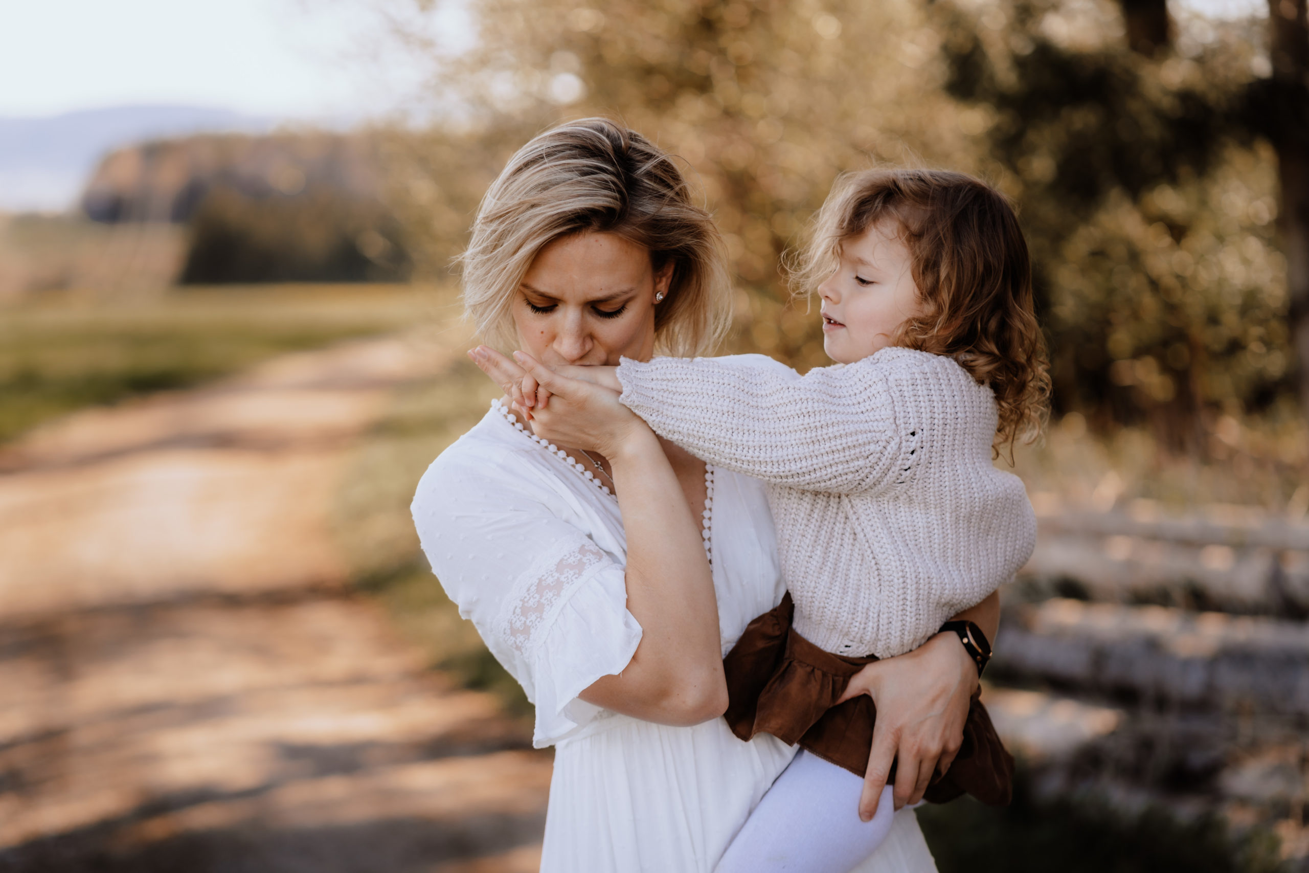 Mama-Tochter-Liebe-Handkuss-innig-Mädchen-Shooting