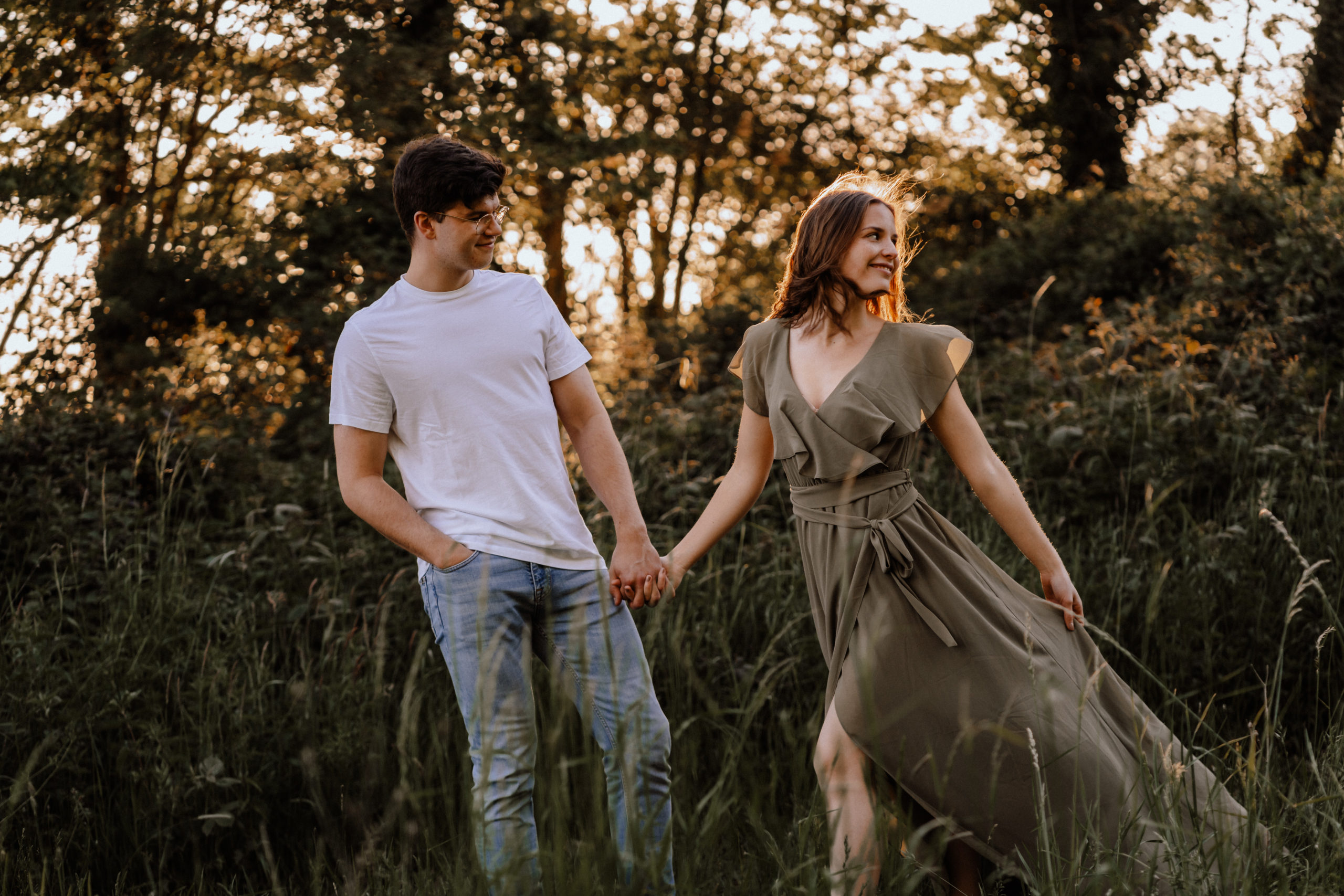 Paarshooting-Kleid-grün-naturfarben-Jeans-casual-couple-Shooting